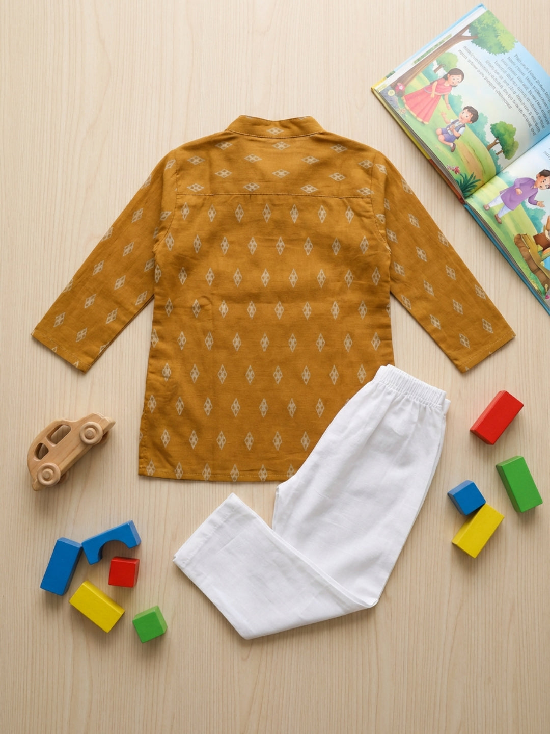 बिग्लिलपीपल लड़कों का मस्टर्ड येलो जियोमेट्रिक प्रिंट मैंडरिन कॉलर फुल स्लीव्स स्ट्रेट कुर्ता पायजामा सेट