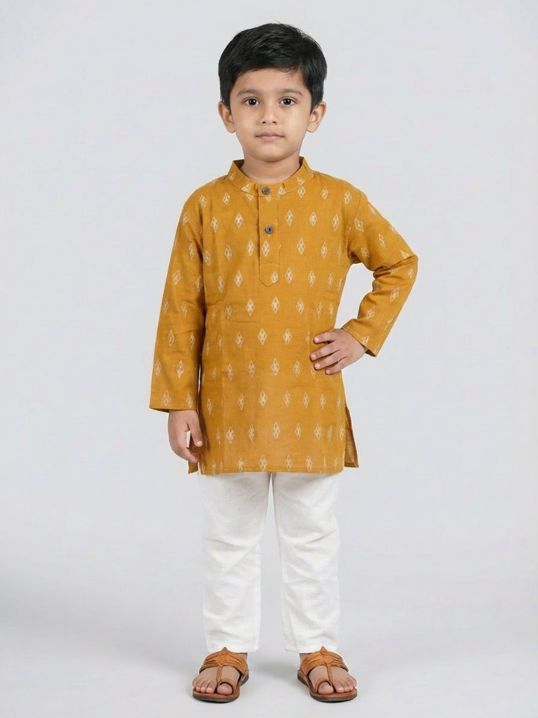 बिग्लिलपीपल लड़कों का मस्टर्ड येलो जियोमेट्रिक प्रिंट मैंडरिन कॉलर फुल स्लीव्स स्ट्रेट कुर्ता पायजामा सेट