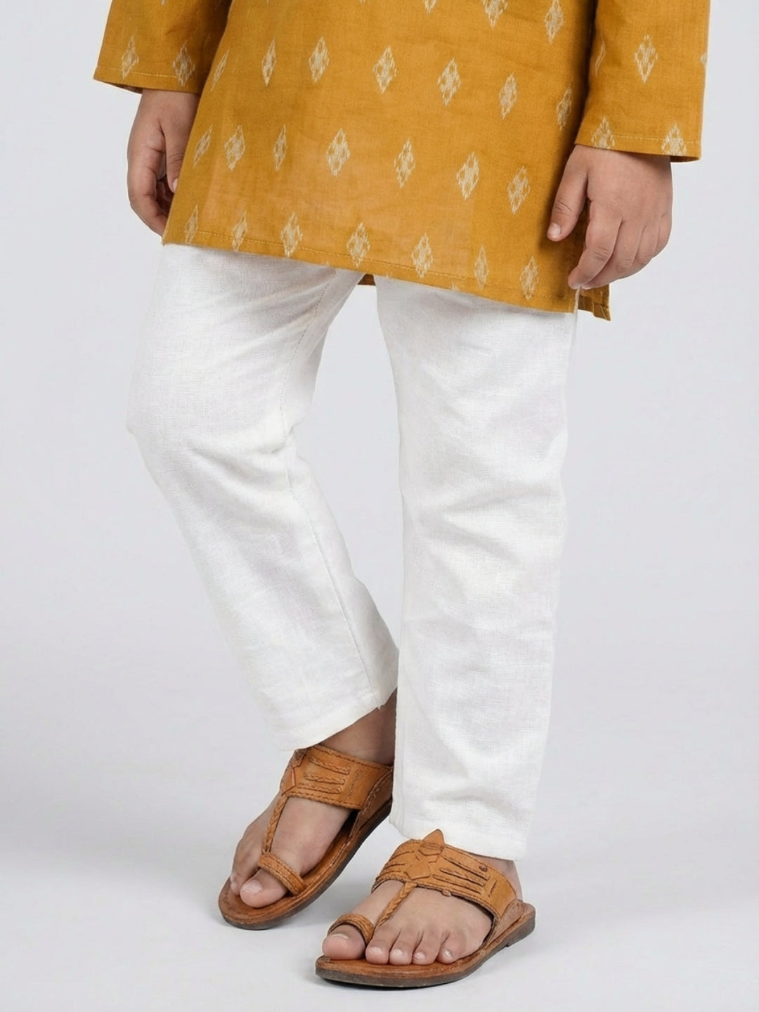 बिग्लिलपीपल लड़कों का मस्टर्ड येलो जियोमेट्रिक प्रिंट मैंडरिन कॉलर फुल स्लीव्स स्ट्रेट कुर्ता पायजामा सेट