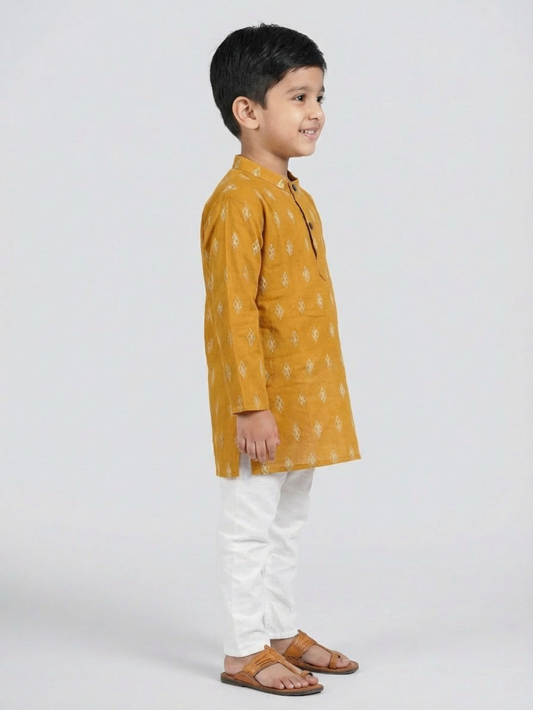 बिग्लिलपीपल लड़कों का मस्टर्ड येलो जियोमेट्रिक प्रिंट मैंडरिन कॉलर फुल स्लीव्स स्ट्रेट कुर्ता पायजामा सेट