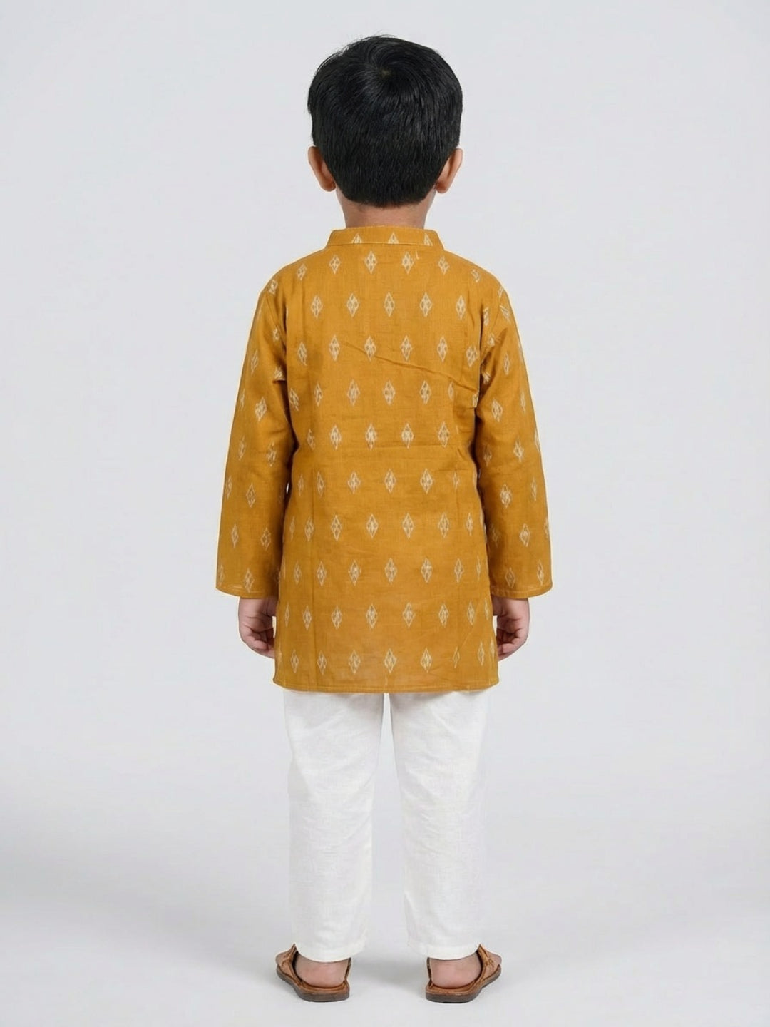 बिग्लिलपीपल लड़कों का मस्टर्ड येलो जियोमेट्रिक प्रिंट मैंडरिन कॉलर फुल स्लीव्स स्ट्रेट कुर्ता पायजामा सेट