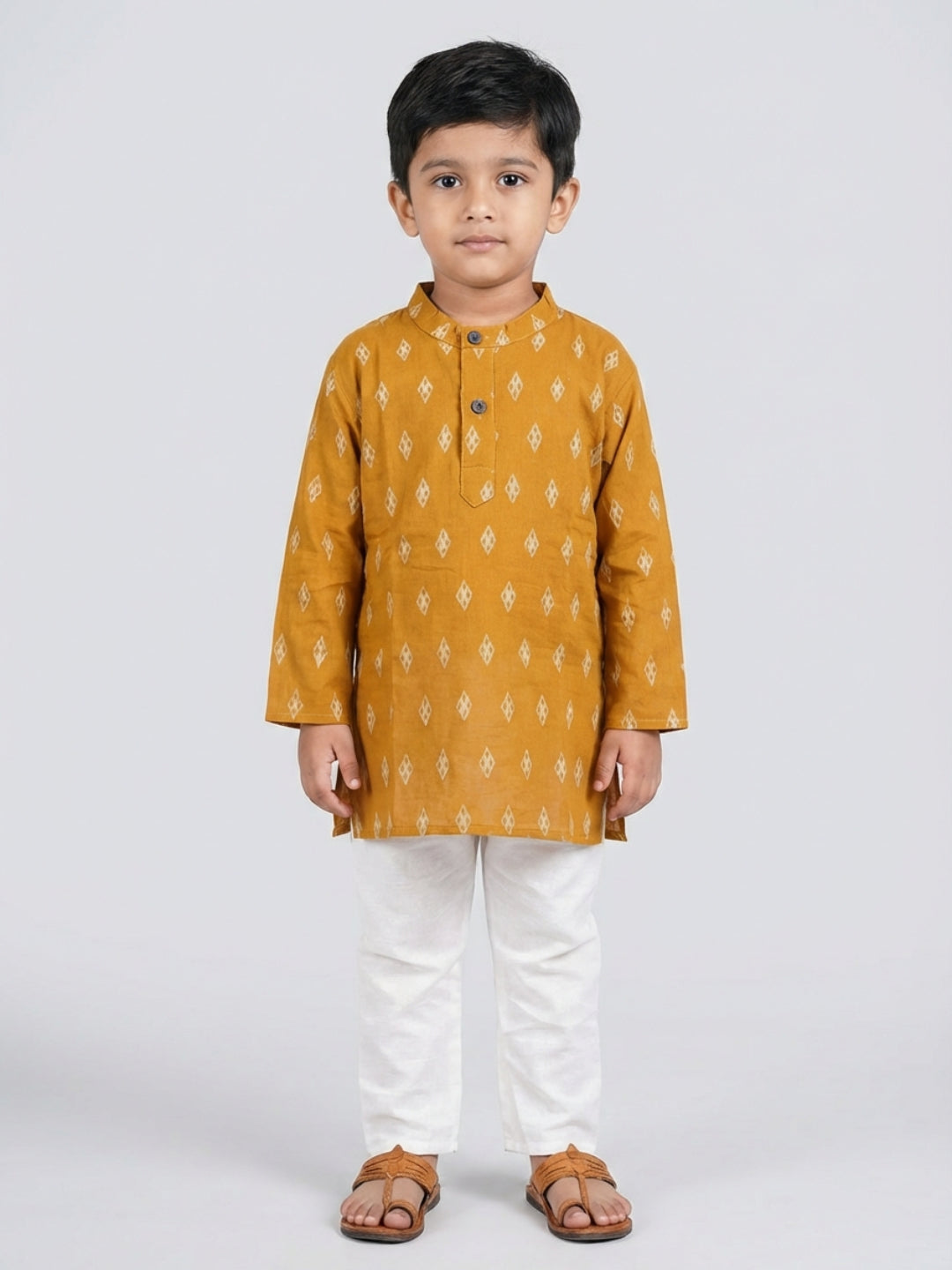 बिग्लिलपीपल लड़कों का मस्टर्ड येलो जियोमेट्रिक प्रिंट मैंडरिन कॉलर फुल स्लीव्स स्ट्रेट कुर्ता पायजामा सेट