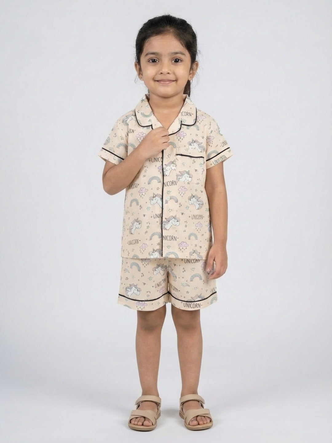 Biglilpeople Traje de noche unisex para niños con estampado de unicornio en color beige, camisa de manga corta de rayón y pantalón corto