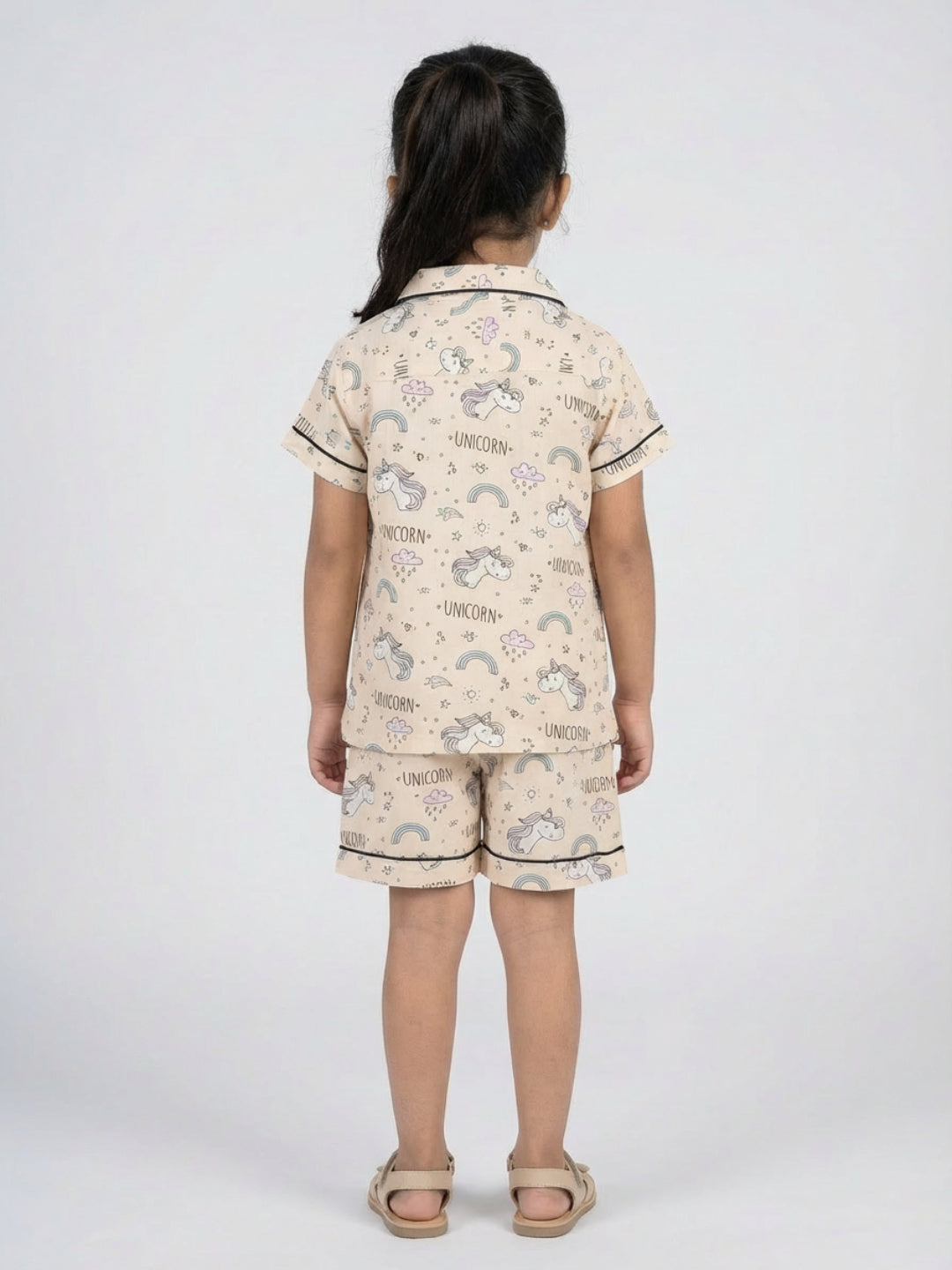 Biglilpeople Traje de noche unisex para niños con estampado de unicornio en color beige, camisa de manga corta de rayón y pantalón corto