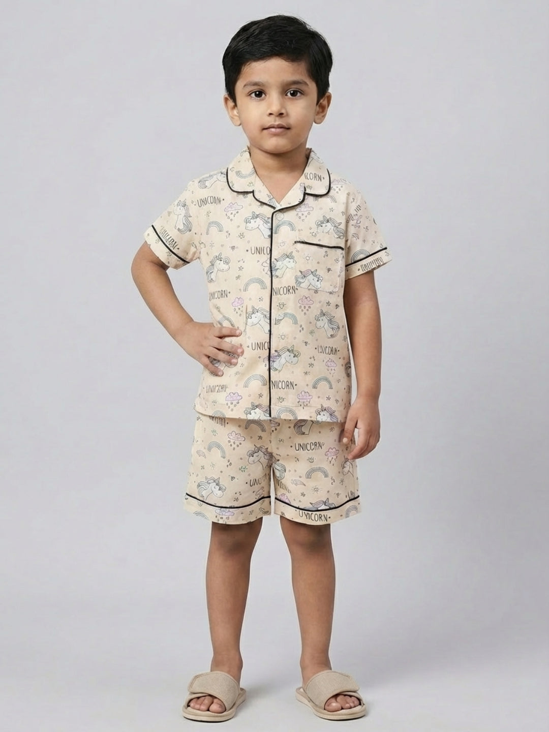 Biglilpeople Traje de noche unisex para niños con estampado de unicornio en color beige, camisa de manga corta de rayón y pantalón corto