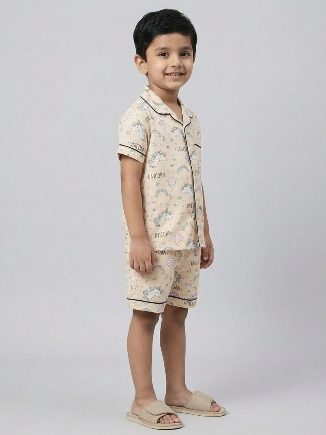 Biglilpeople Traje de noche unisex para niños con estampado de unicornio en color beige, camisa de manga corta de rayón y pantalón corto