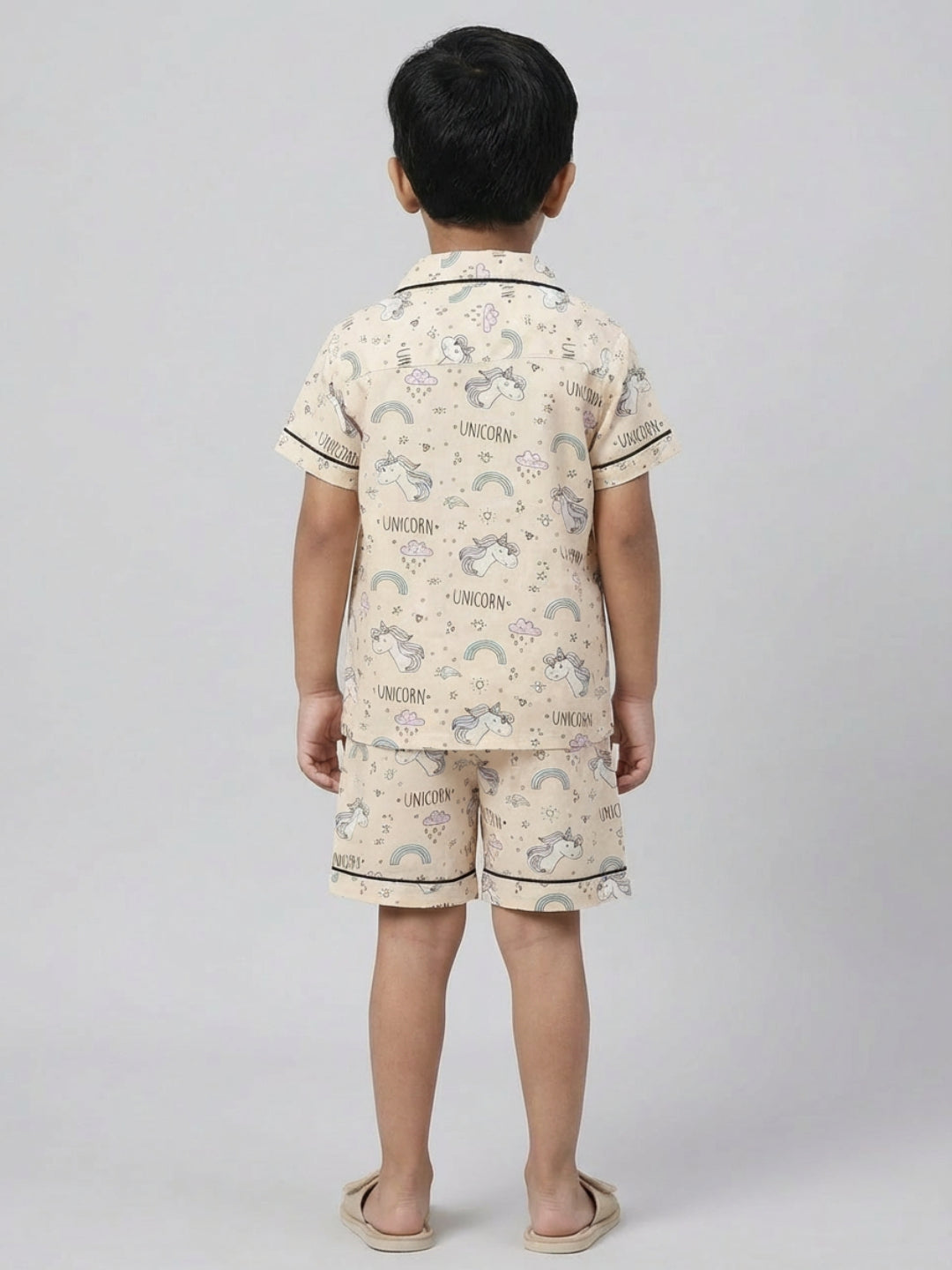 Biglilpeople Traje de noche unisex para niños con estampado de unicornio en color beige, camisa de manga corta de rayón y pantalón corto