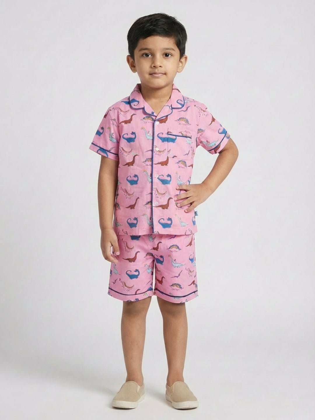 बिग्लिलपीपल बॉयज़ डिनो प्रिंटेड गुलाबी रंग की शुद्ध कॉटन की आधी आस्तीन की शर्ट और शॉर्ट्स नाइटसूट