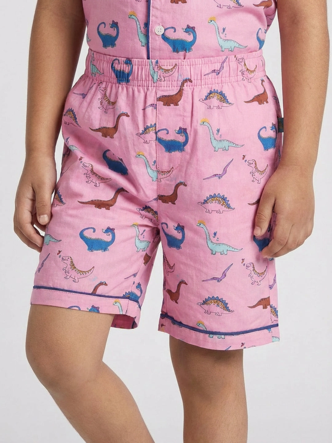 बिग्लिलपीपल बॉयज़ डिनो प्रिंटेड गुलाबी रंग की शुद्ध कॉटन की आधी आस्तीन की शर्ट और शॉर्ट्स नाइटसूट