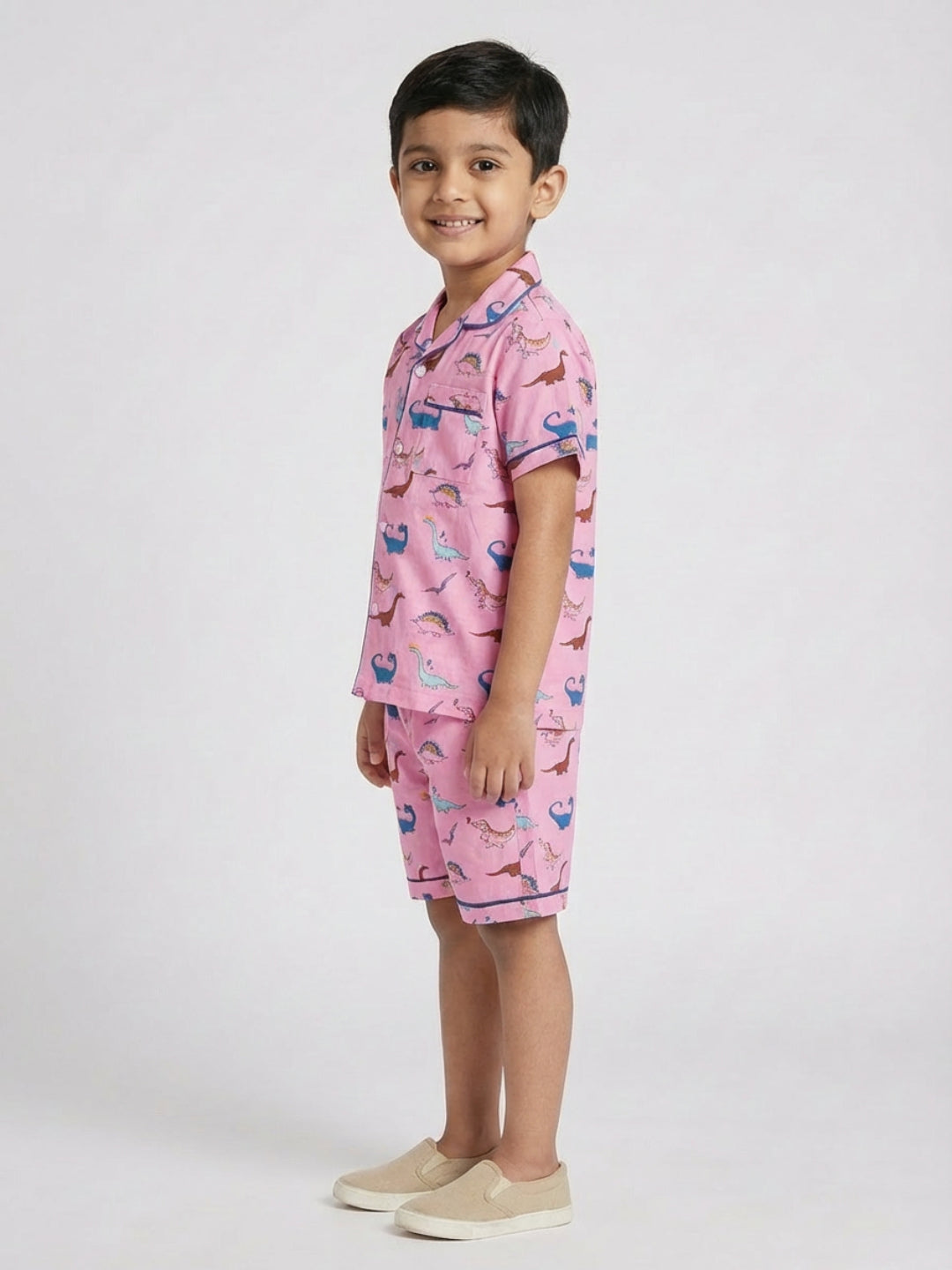 बिग्लिलपीपल बॉयज़ डिनो प्रिंटेड गुलाबी रंग की शुद्ध कॉटन की आधी आस्तीन की शर्ट और शॉर्ट्स नाइटसूट