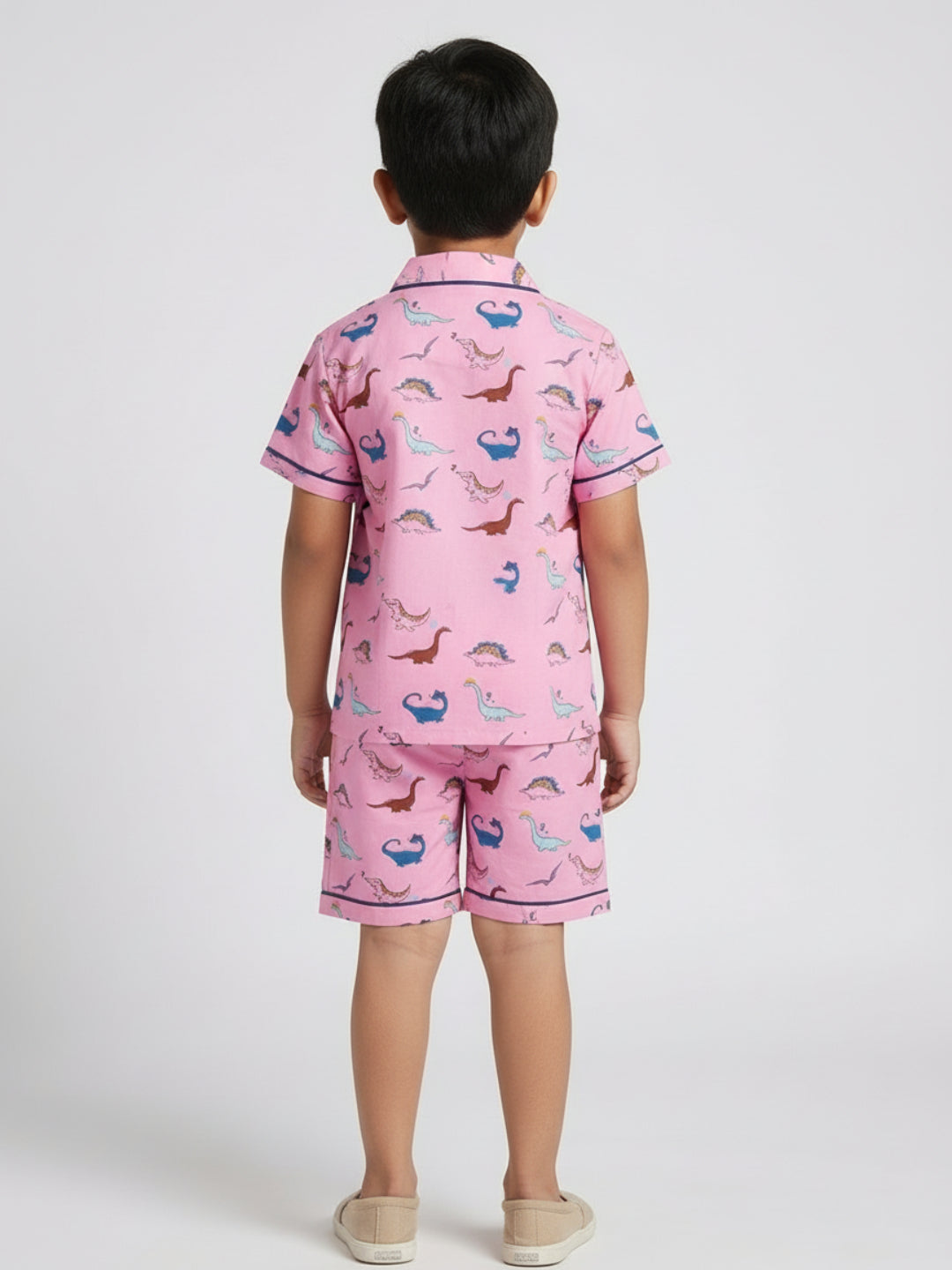 बिग्लिलपीपल बॉयज़ डिनो प्रिंटेड गुलाबी रंग की शुद्ध कॉटन की आधी आस्तीन की शर्ट और शॉर्ट्स नाइटसूट
