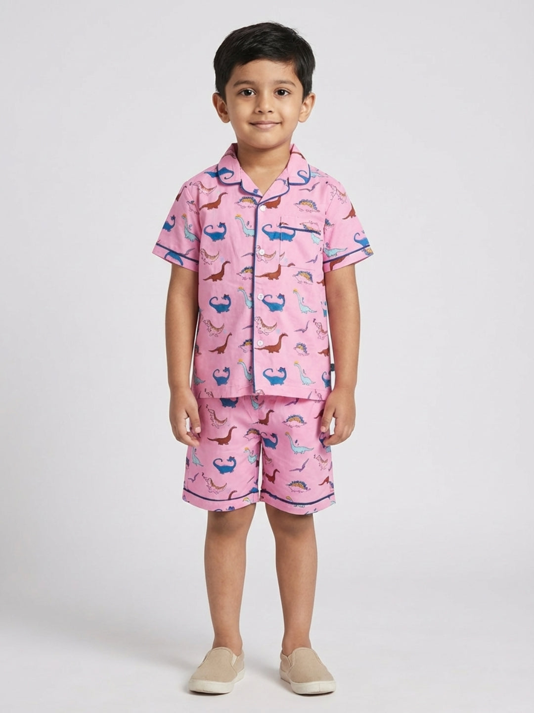 बिग्लिलपीपल बॉयज़ डिनो प्रिंटेड गुलाबी रंग की शुद्ध कॉटन की आधी आस्तीन की शर्ट और शॉर्ट्स नाइटसूट