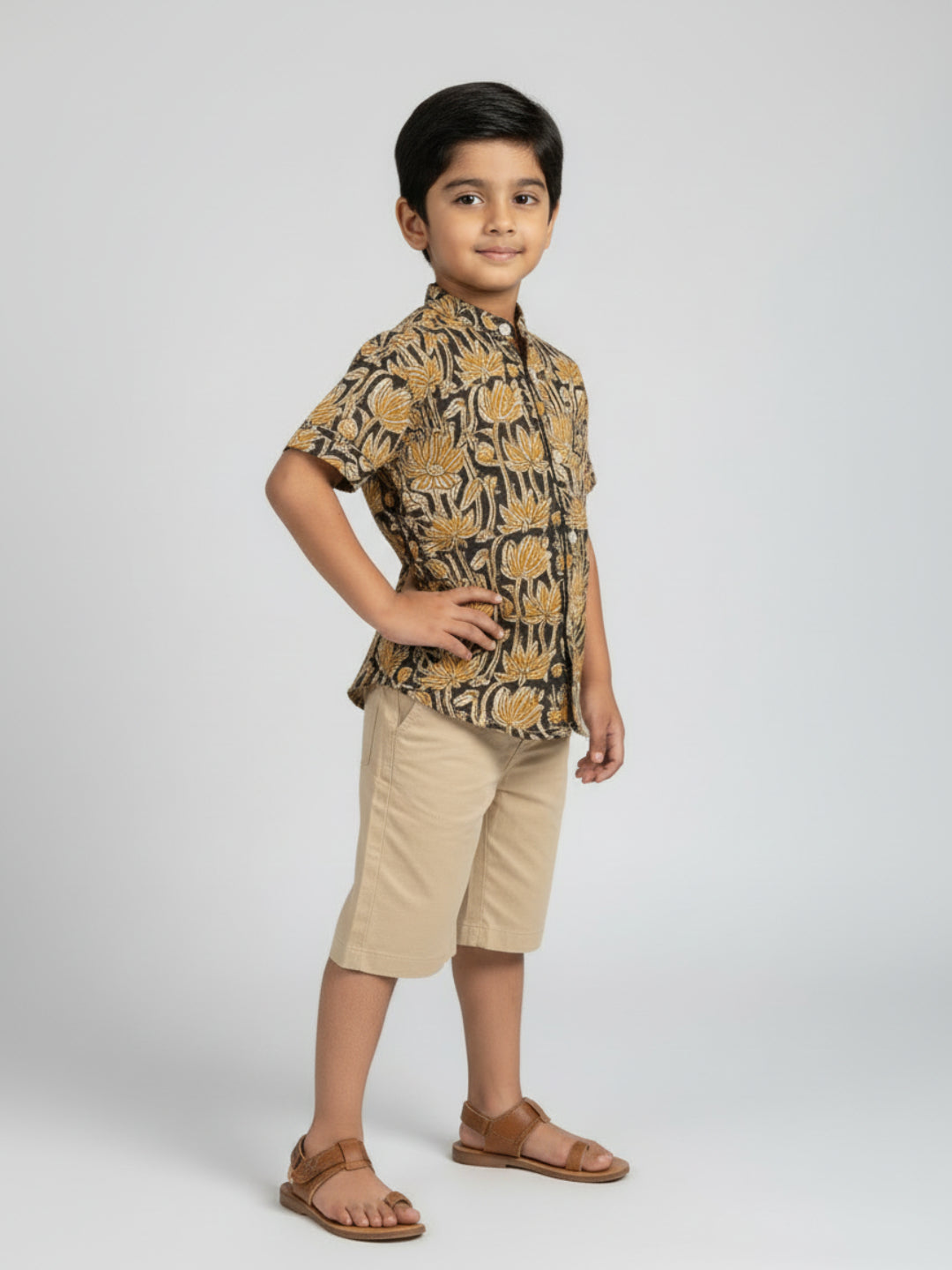 Camisa de cuello mandarín de algodón puro con estampado Kalamkari en amarillo y negro para niños de Biglilpeople