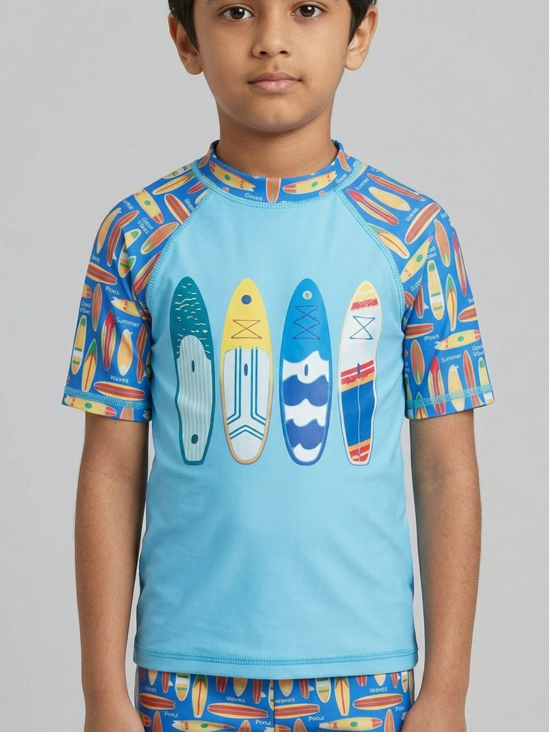 Conjunto de traje de baño de dos piezas de manga corta y cuello redondo en bloques de color aguamarina para niños de Biglilpeople