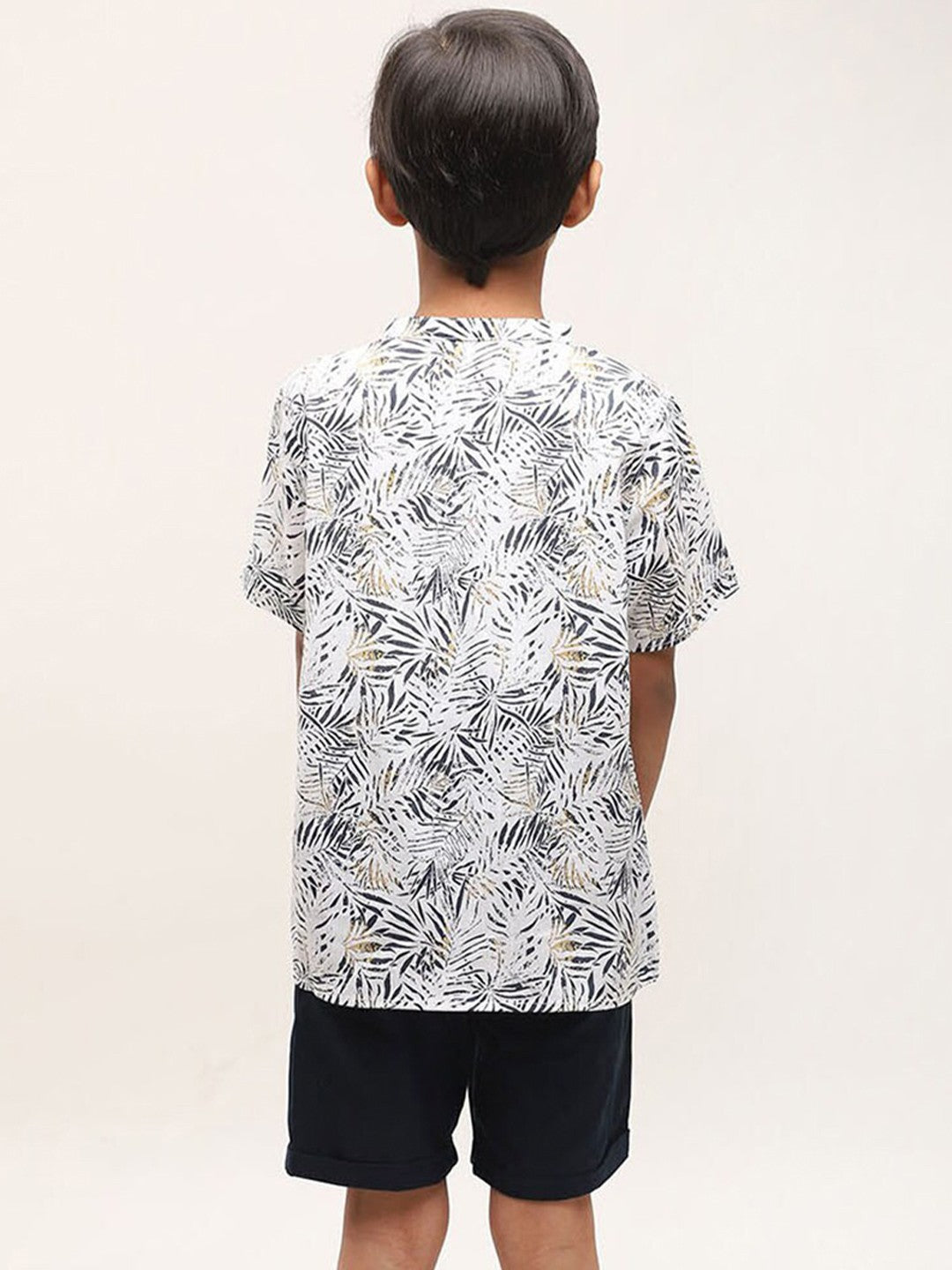 Conjunto de ropa con estampado tropical: camisa y pantalones cortos