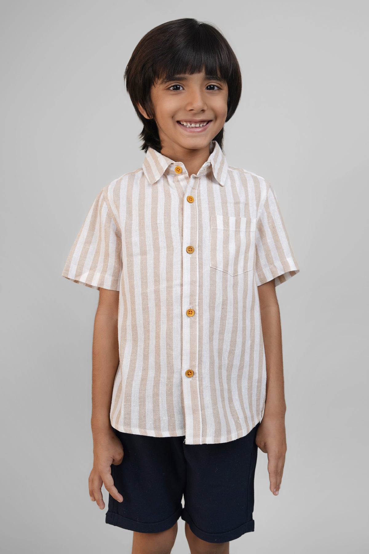 Camisa de lino a rayas con cuello abierto para niños - Beige