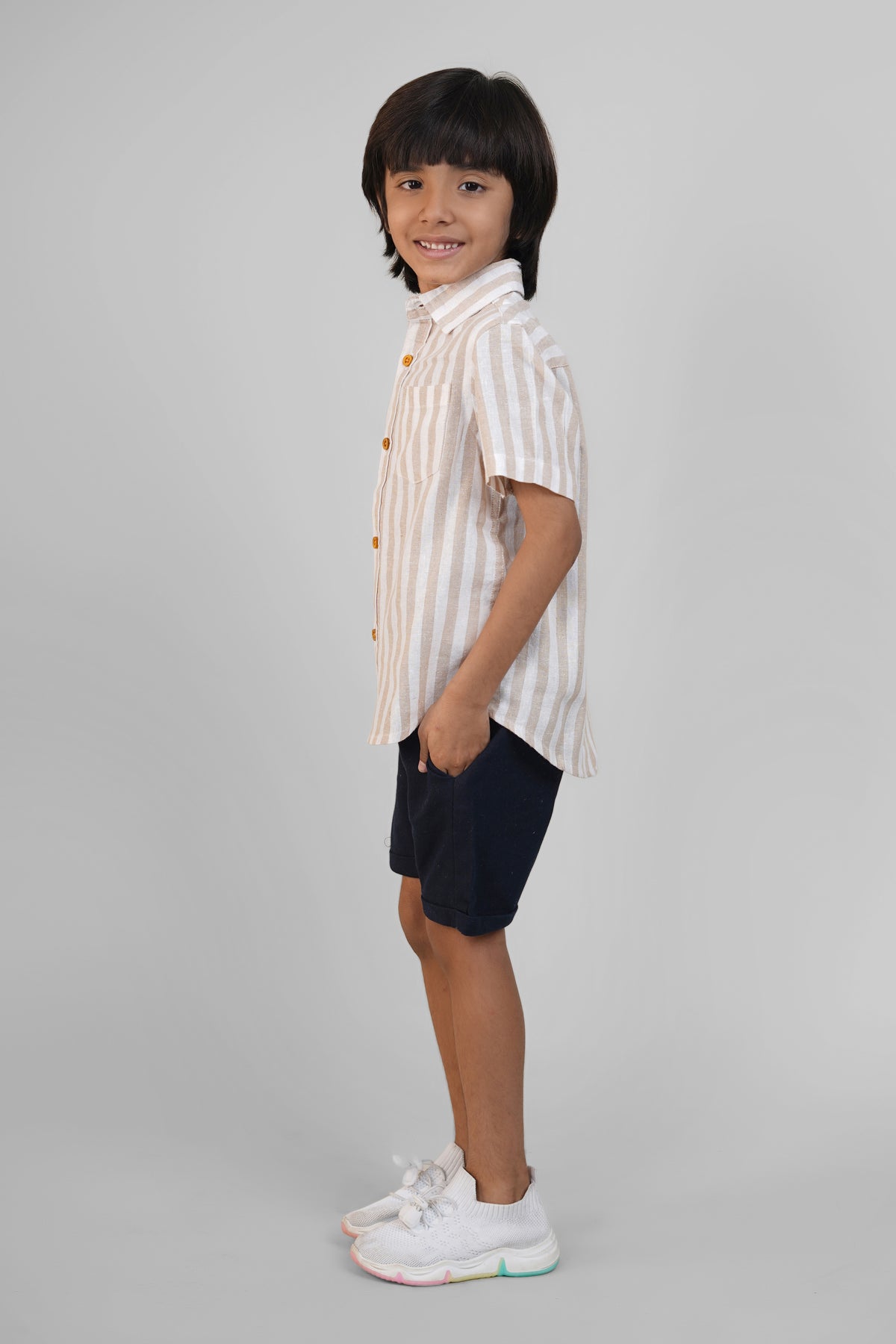 Camisa de lino a rayas con cuello abierto para niños - Beige