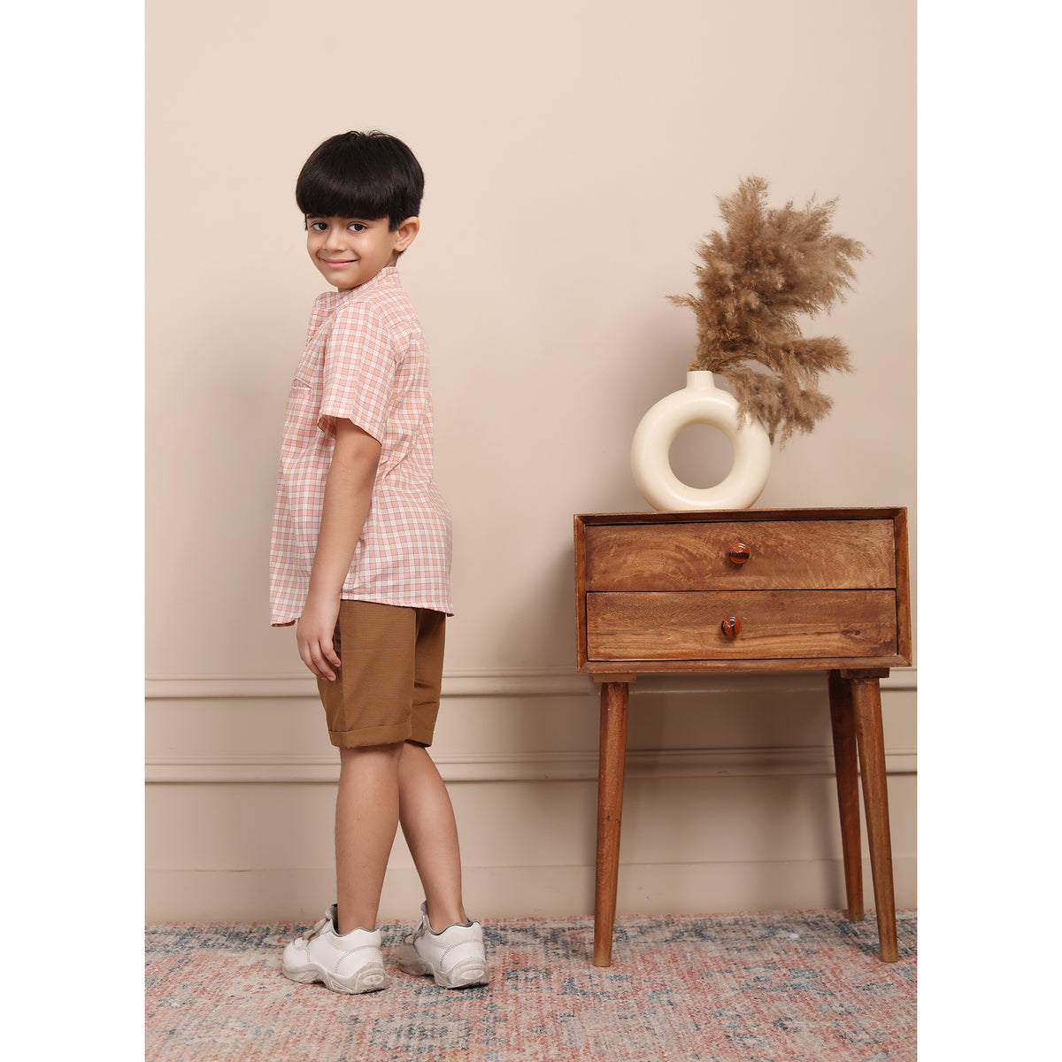 Camisa de cuadros con cuello mao y shorts