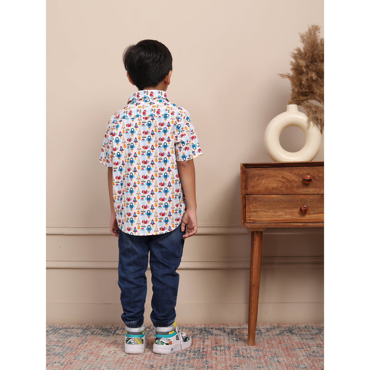 Camiseta con divertido estampado espacial para niños
