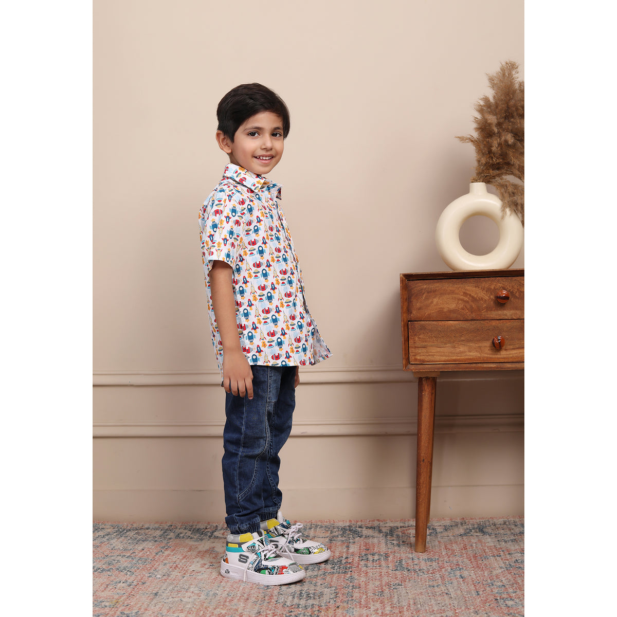 Camiseta con divertido estampado espacial para niños