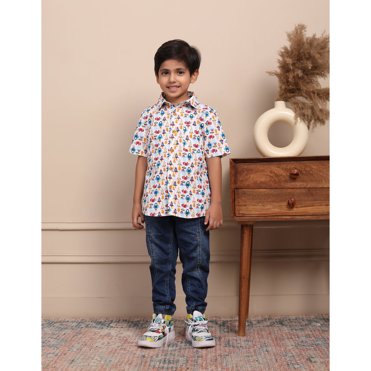Camiseta con divertido estampado espacial para niños
