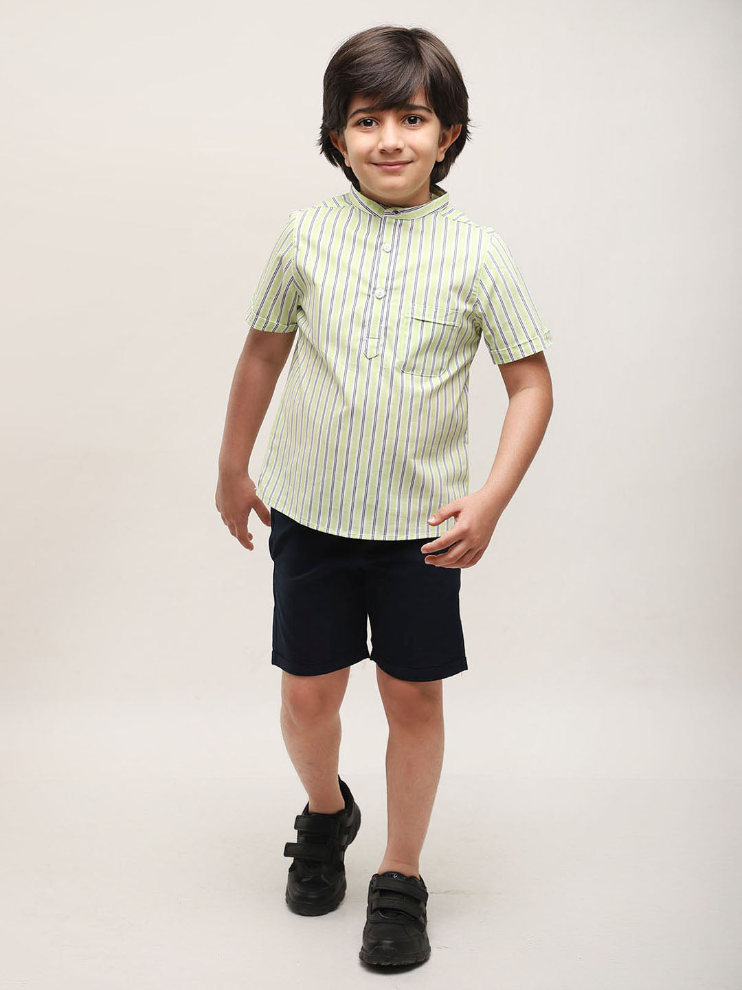 Camisa a rayas verdes estilo mandarín con pantalones cortos