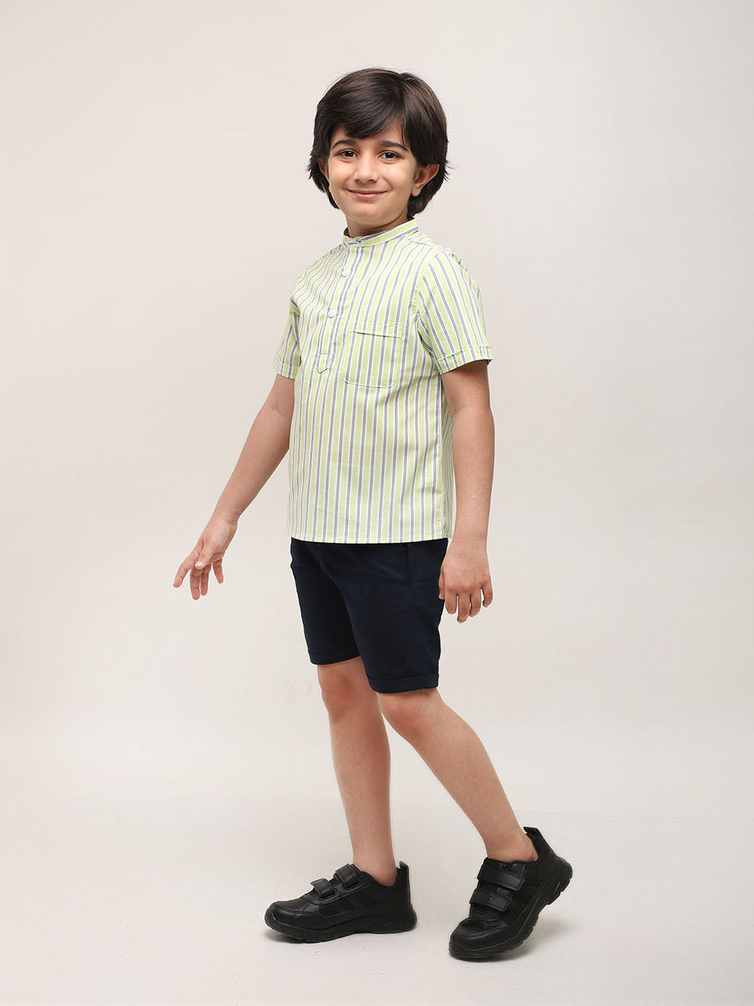 Camisa a rayas verdes estilo mandarín con pantalones cortos