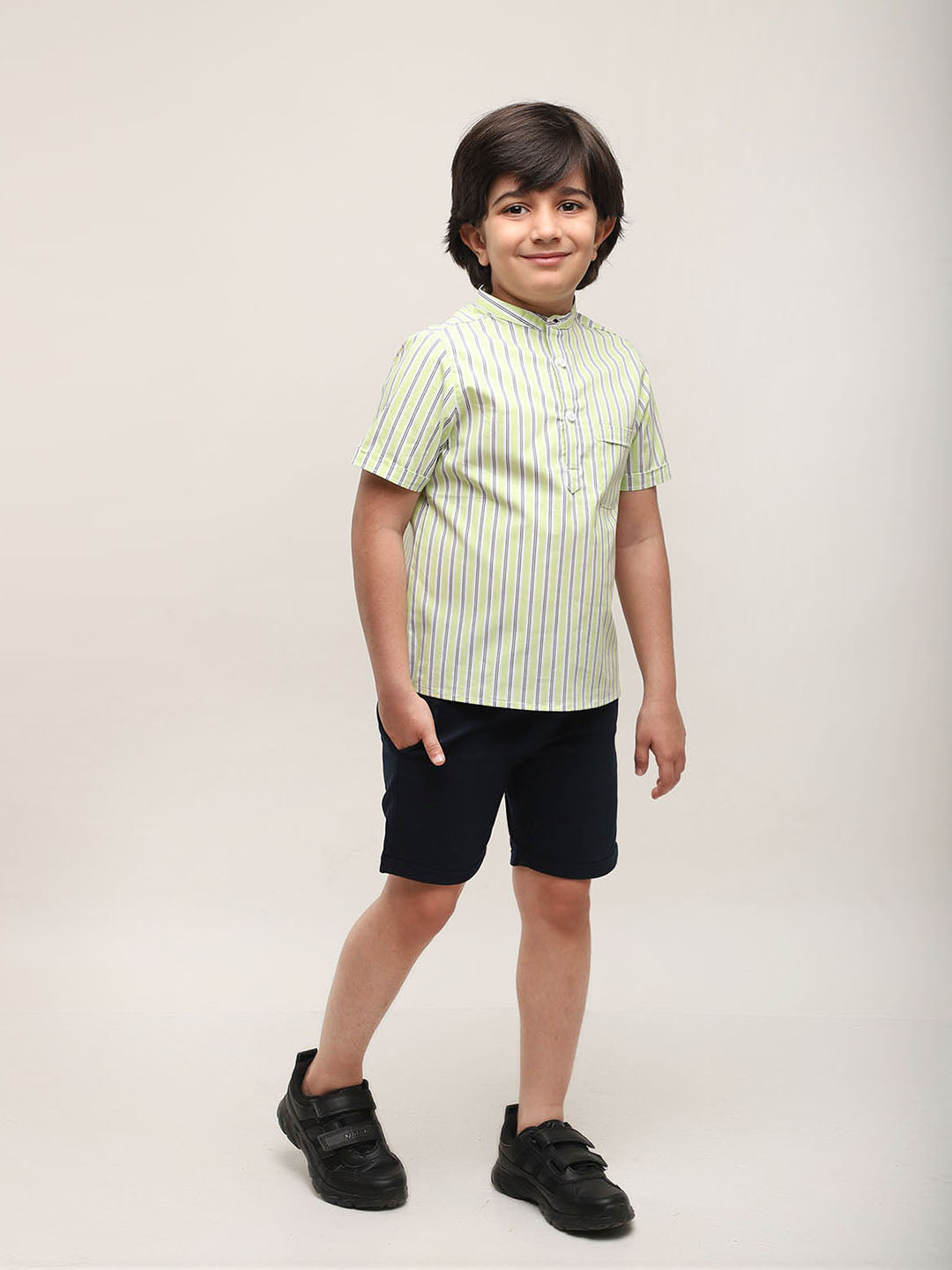 Camisa a rayas verdes estilo mandarín con pantalones cortos