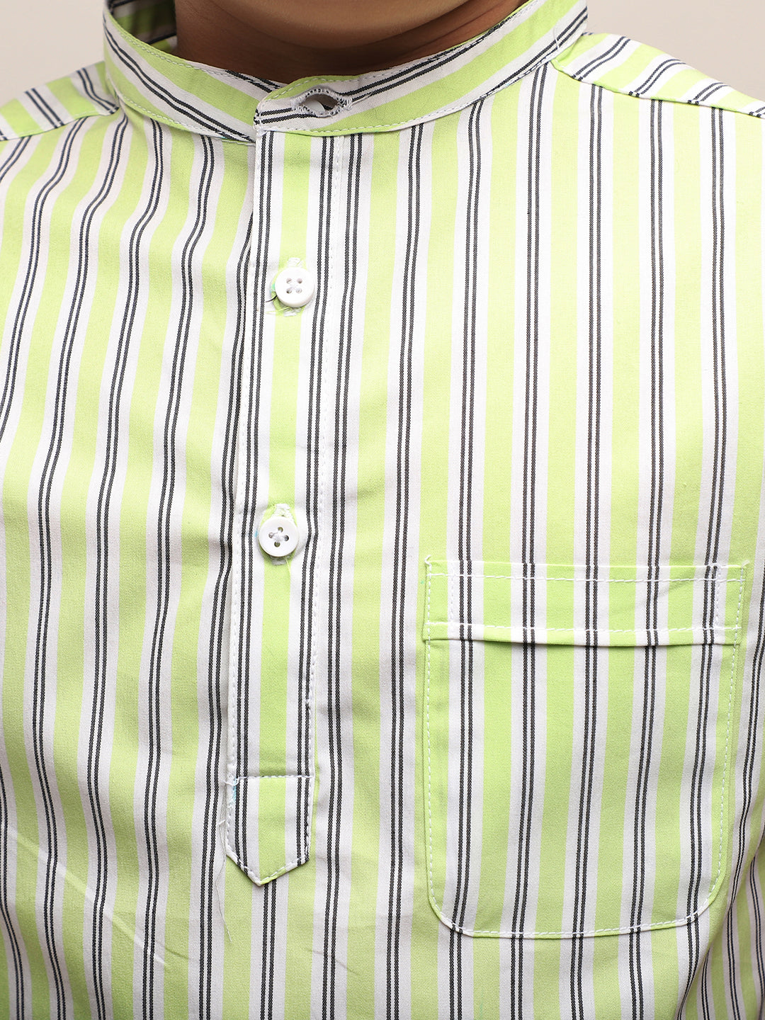 Camisa a rayas verdes estilo mandarín con pantalones cortos