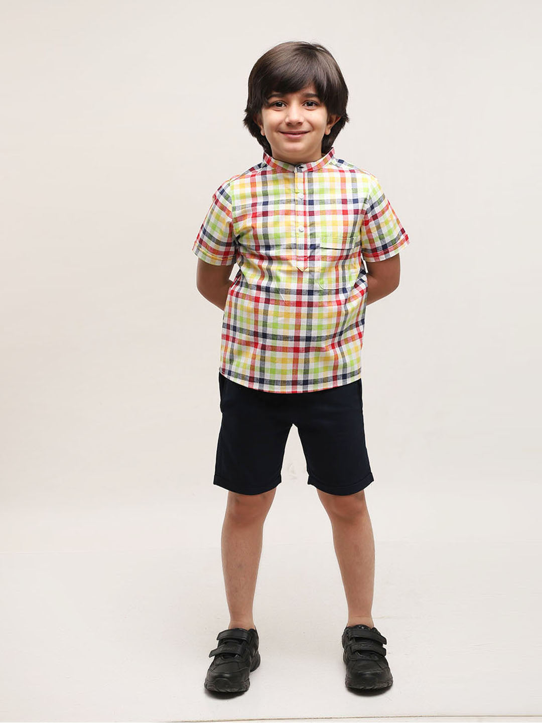 Camisa multicolor estilo mandarín con shorts