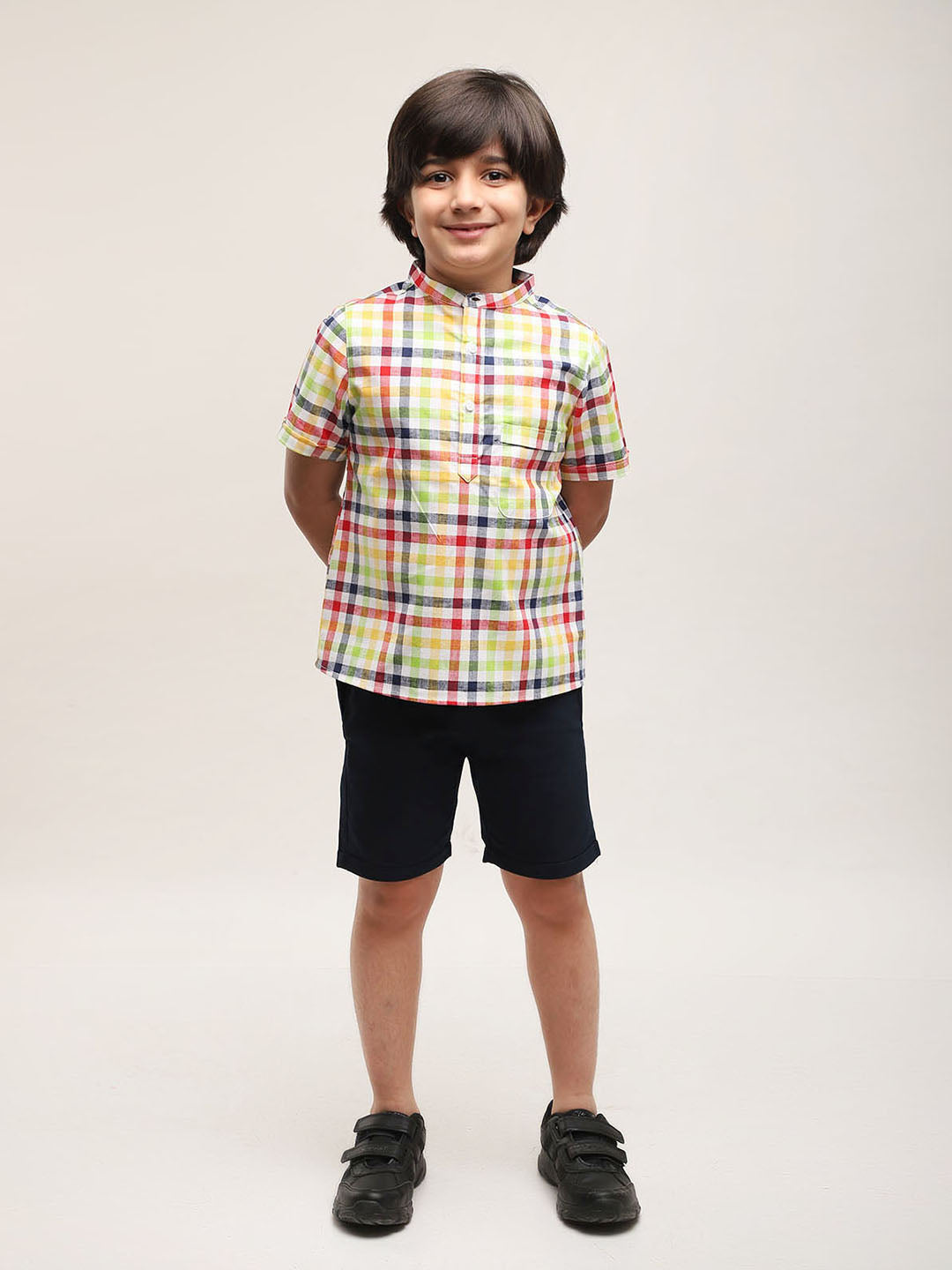 Camisa multicolor estilo mandarín con shorts