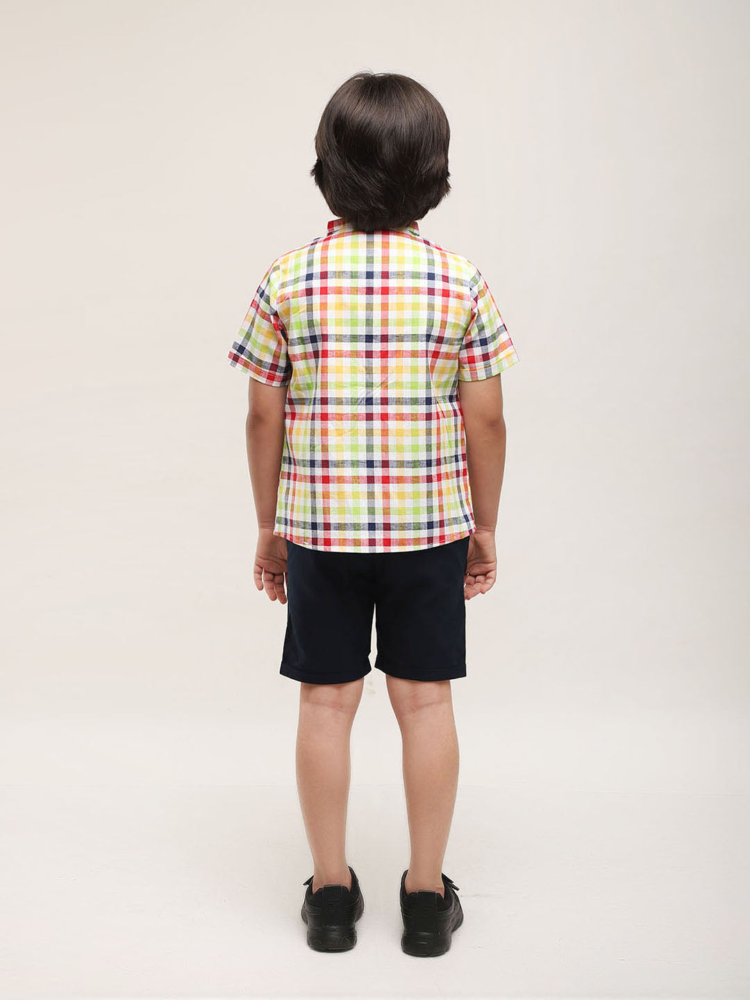 Camisa multicolor estilo mandarín con shorts
