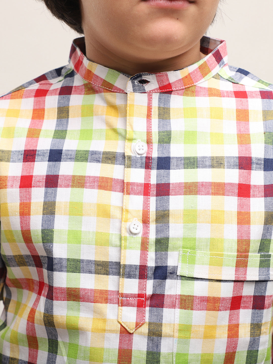 Camisa multicolor estilo mandarín con shorts