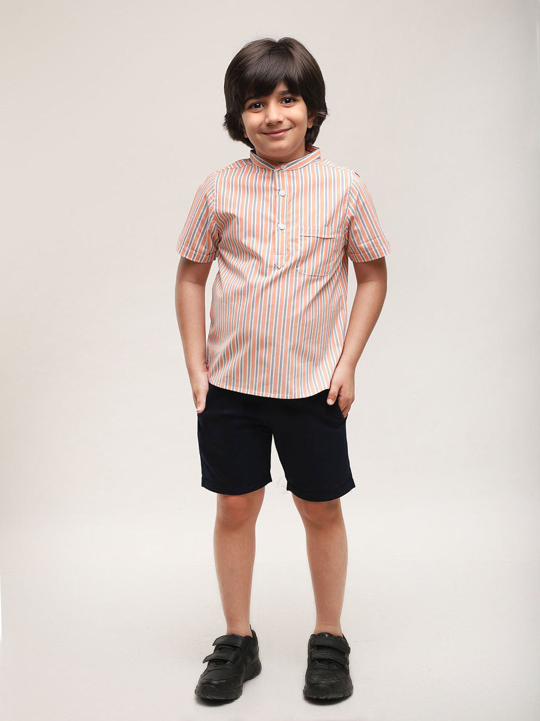 Camisa a rayas naranjas estilo mandarín con pantalones cortos