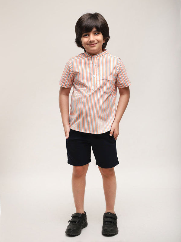 Camisa a rayas naranjas estilo mandarín con pantalones cortos