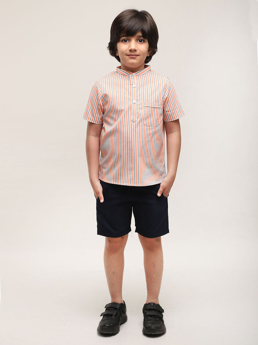 Camisa a rayas naranjas estilo mandarín con pantalones cortos
