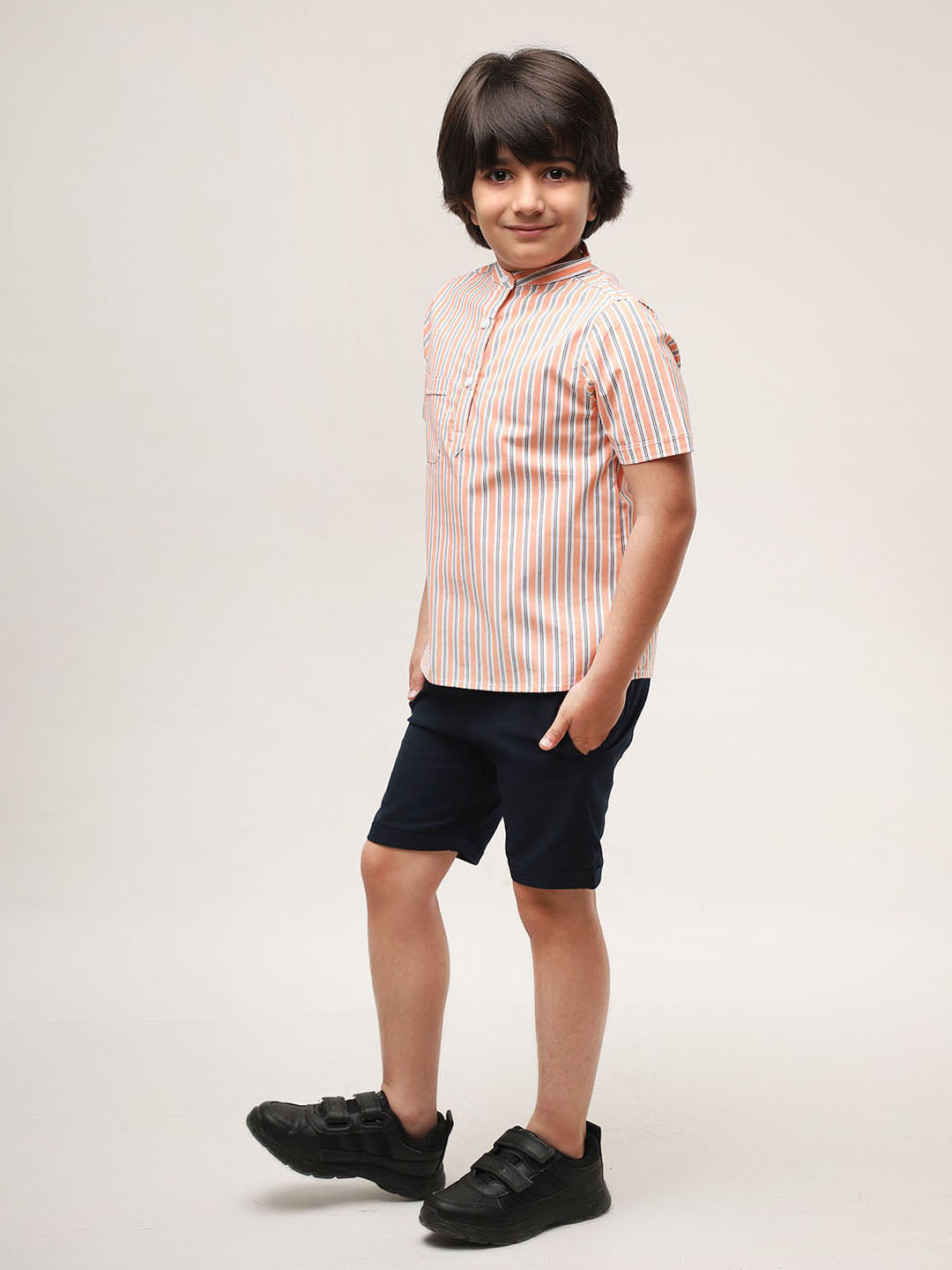 Camisa a rayas naranjas estilo mandarín con pantalones cortos