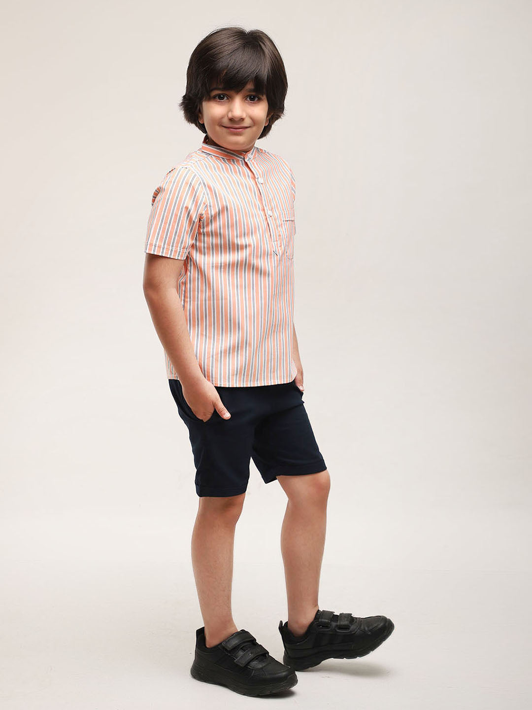 Camisa a rayas naranjas estilo mandarín con pantalones cortos