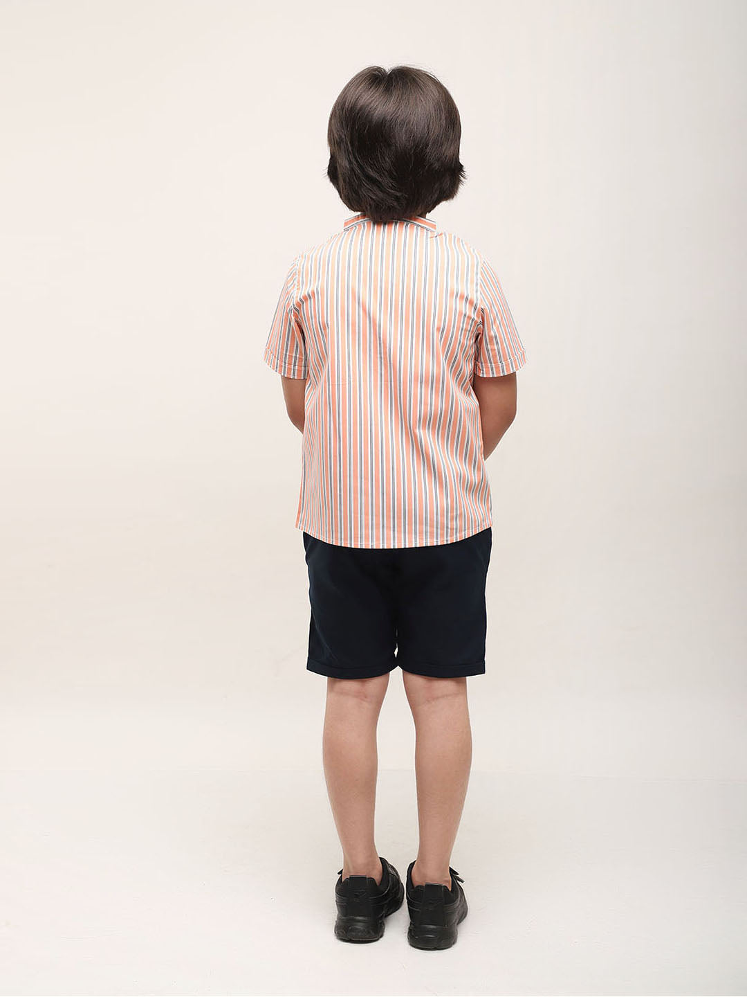 Camisa a rayas naranjas estilo mandarín con pantalones cortos