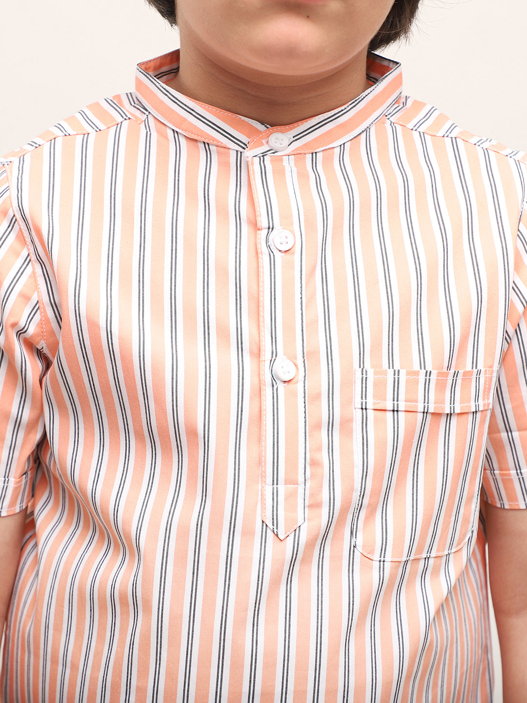 Camisa a rayas naranjas estilo mandarín con pantalones cortos