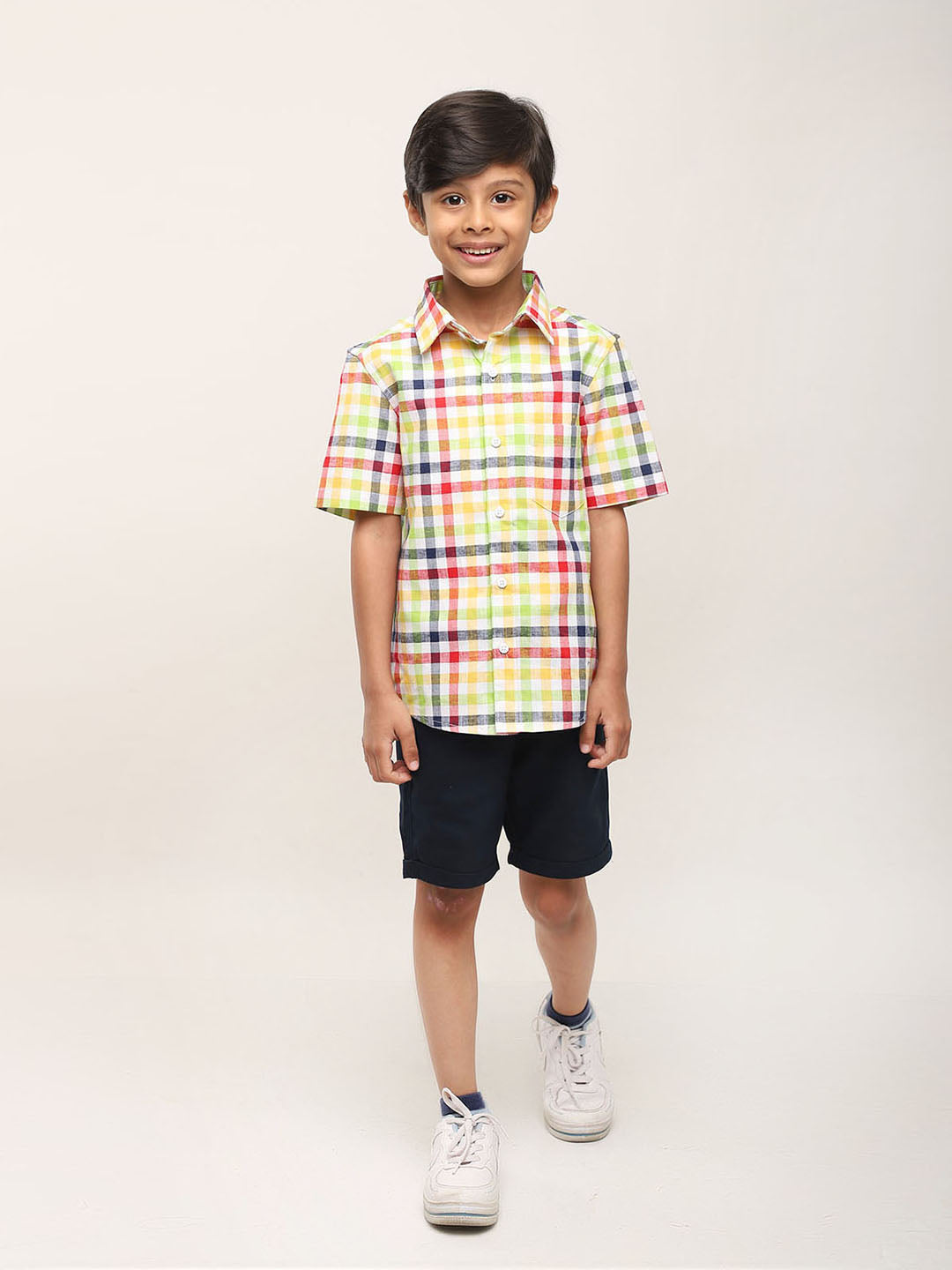 Conjunto de ropa multicolor para niños