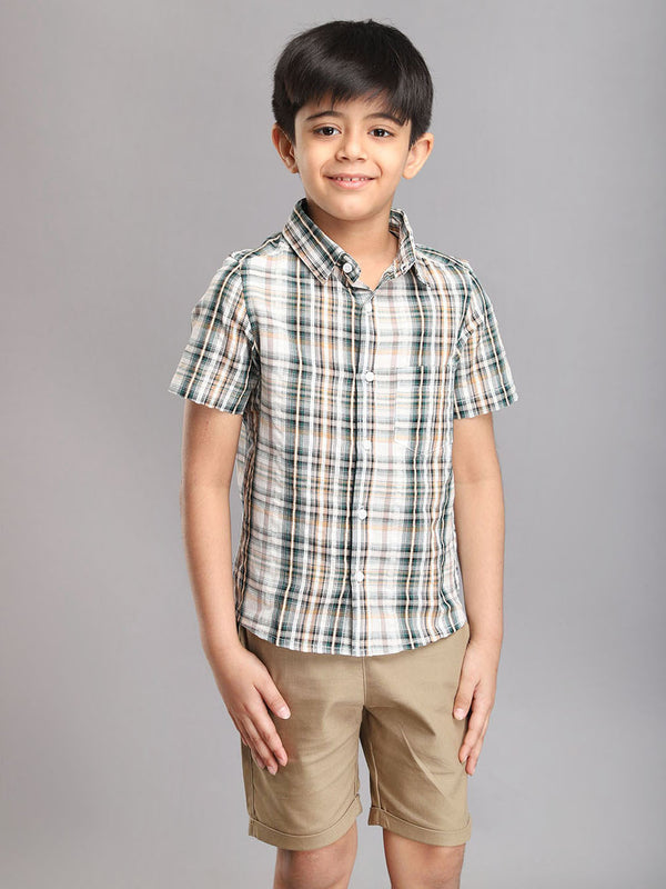 Conjunto de ropa de camisa a cuadros elegante con pantalones cortos