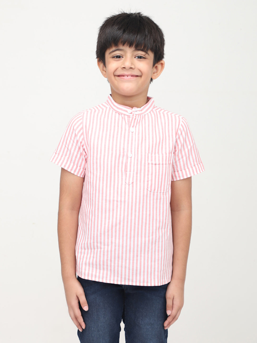 Camisa informal de rayas y media manga estilo mandarín para niños