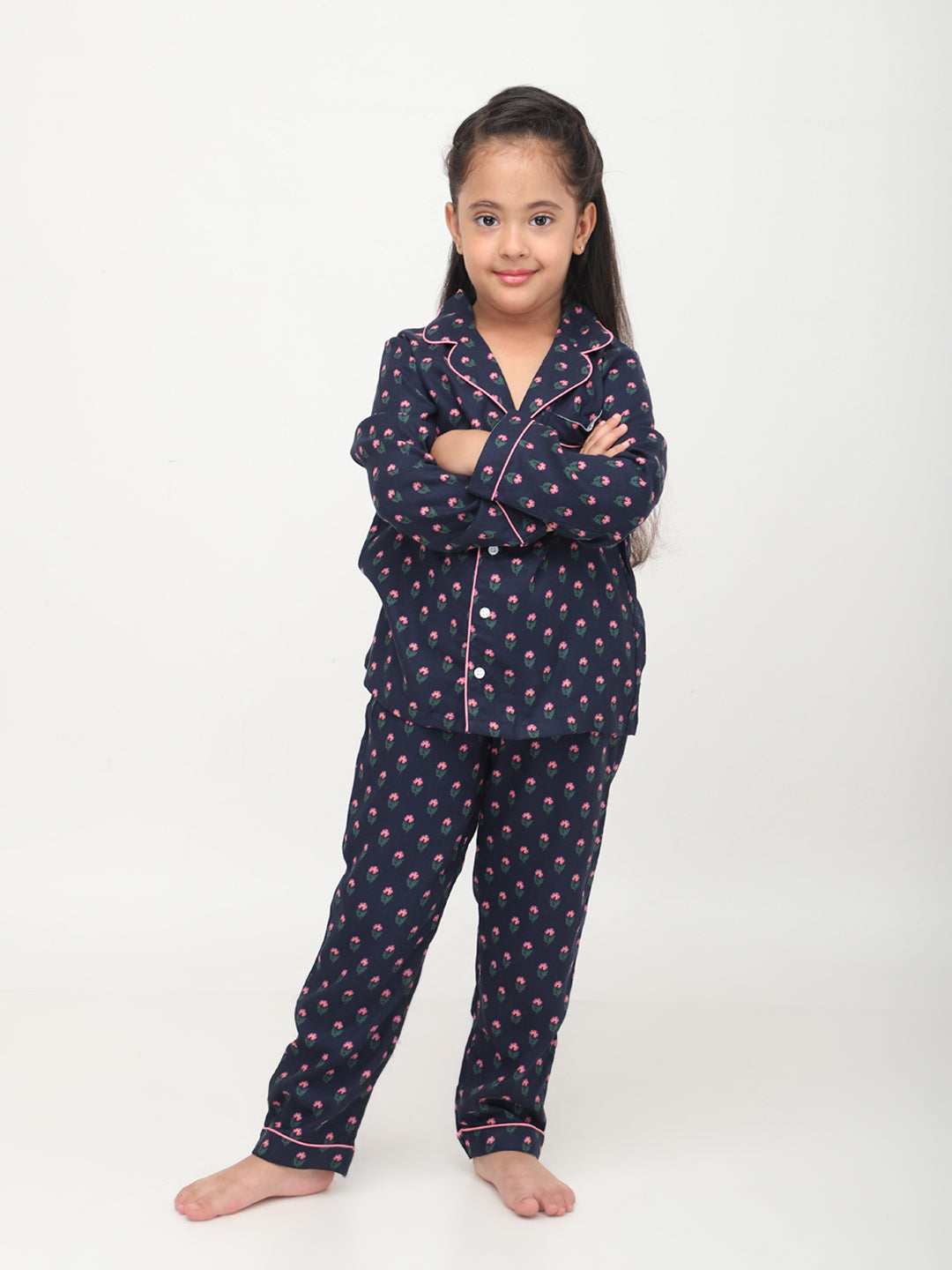 Pijama de niña de manga larga con estampado floral negro