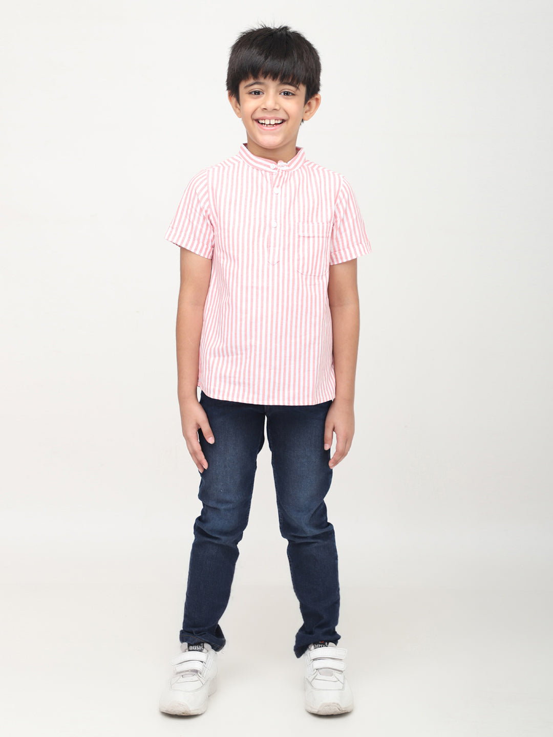 Camisa informal de rayas y media manga estilo mandarín para niños