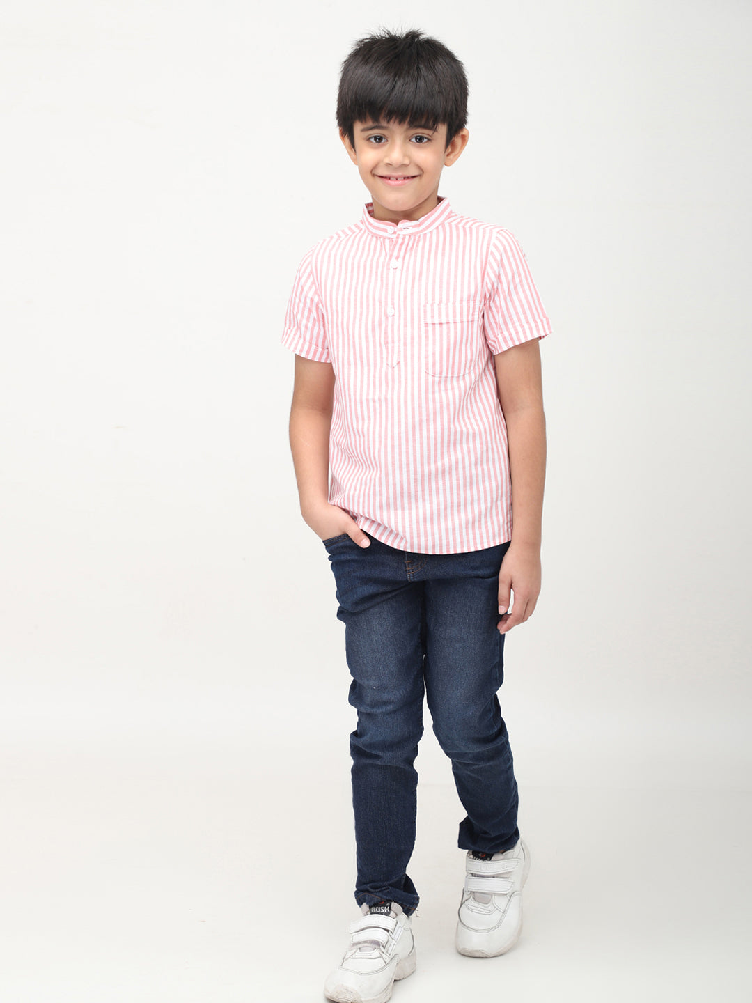 Camisa informal de rayas y media manga estilo mandarín para niños