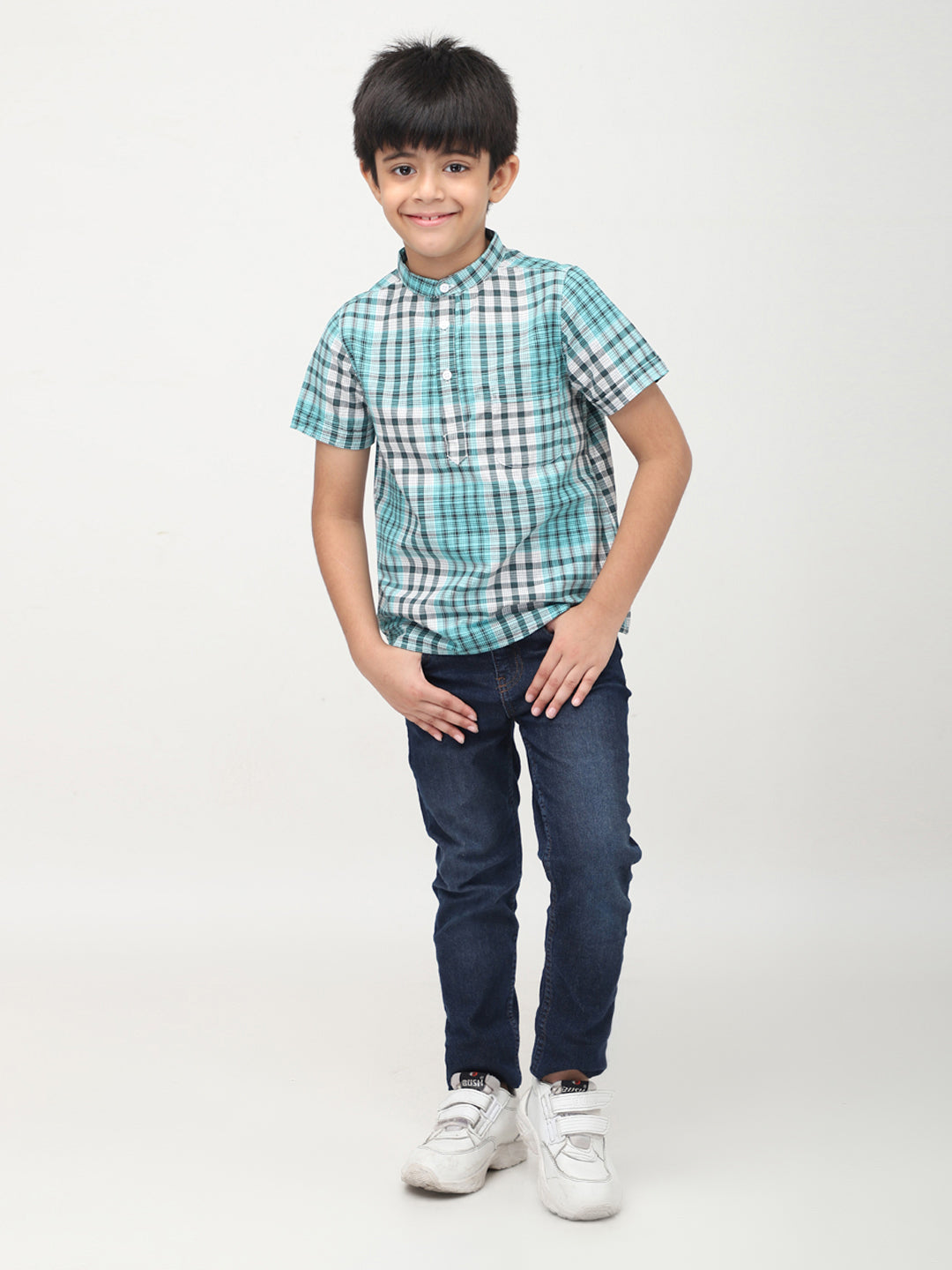 Camisa casual a cuadros de manga corta con cuello mandarín