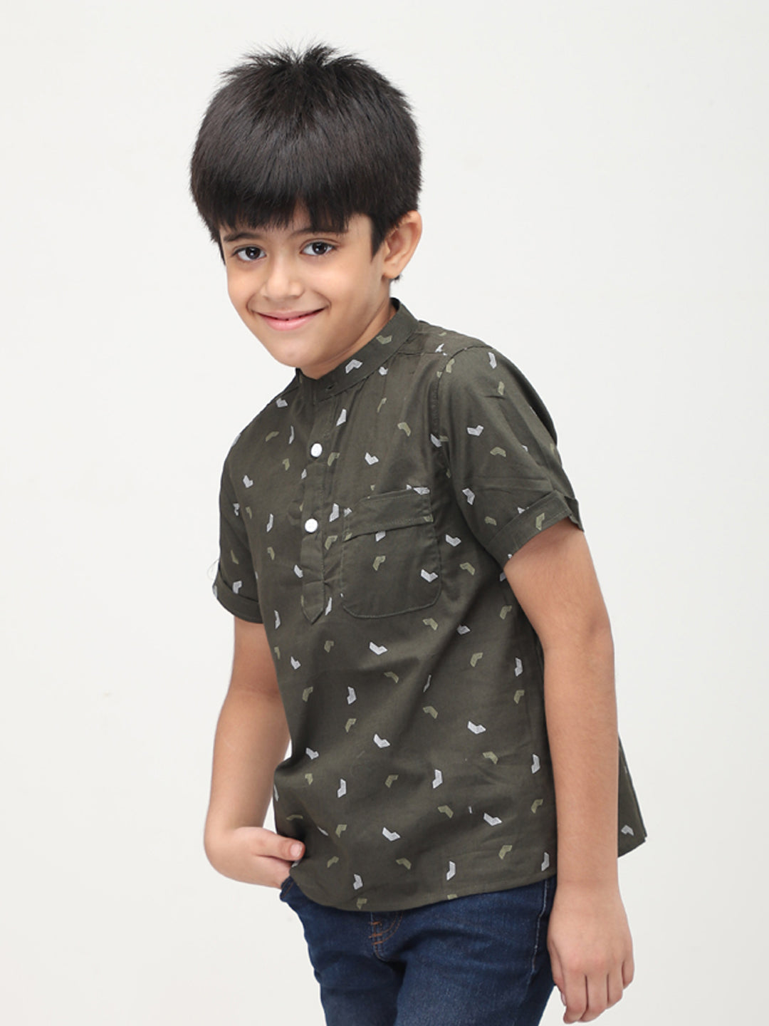 Camisa casual de manga corta estampada para niños estilo mandarín