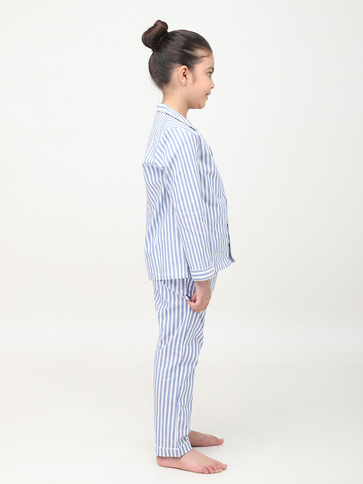 Pijamas de rayas blancas y azules para niñas y niños