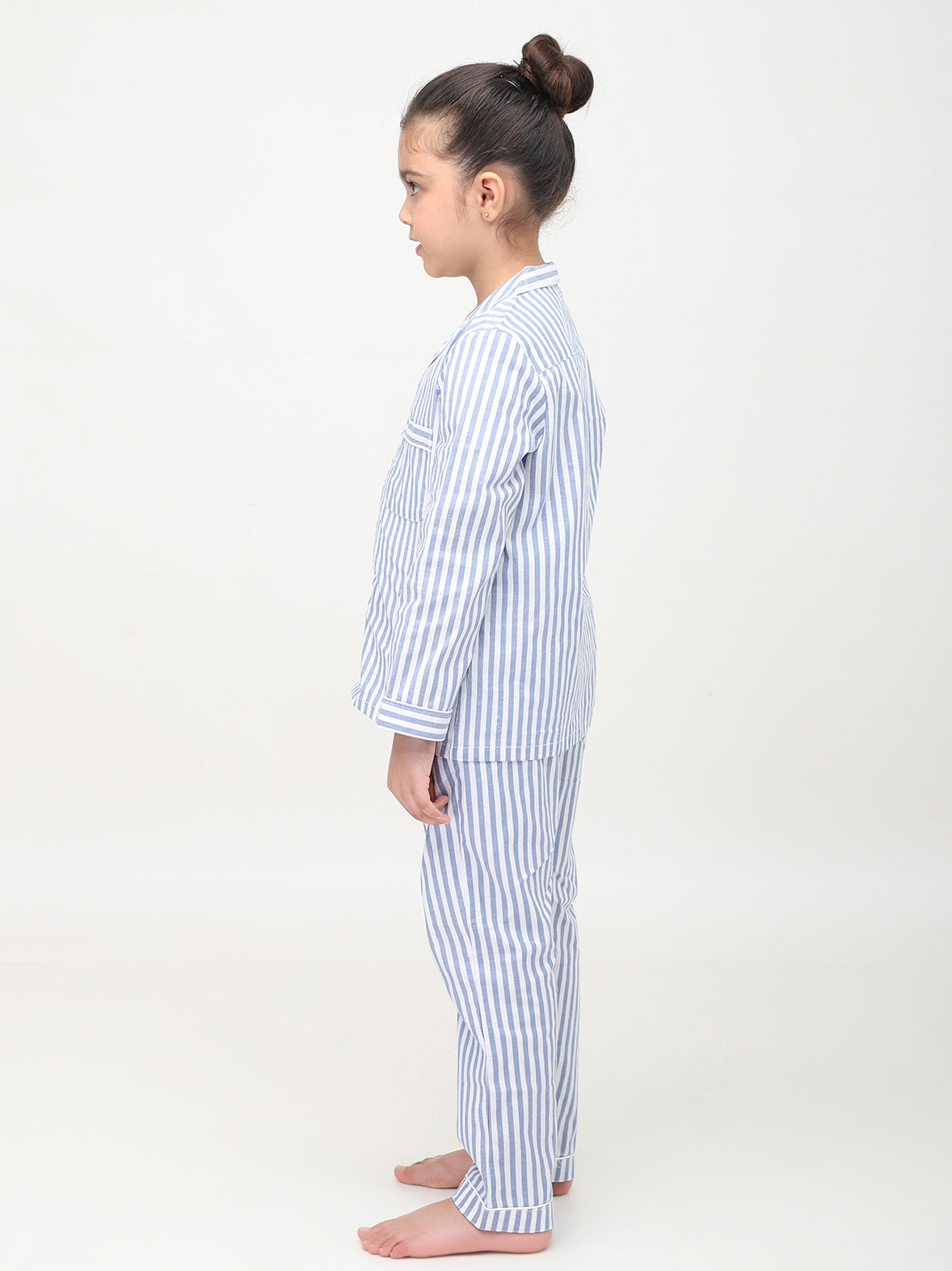 Pijamas de rayas blancas y azules para niñas y niños